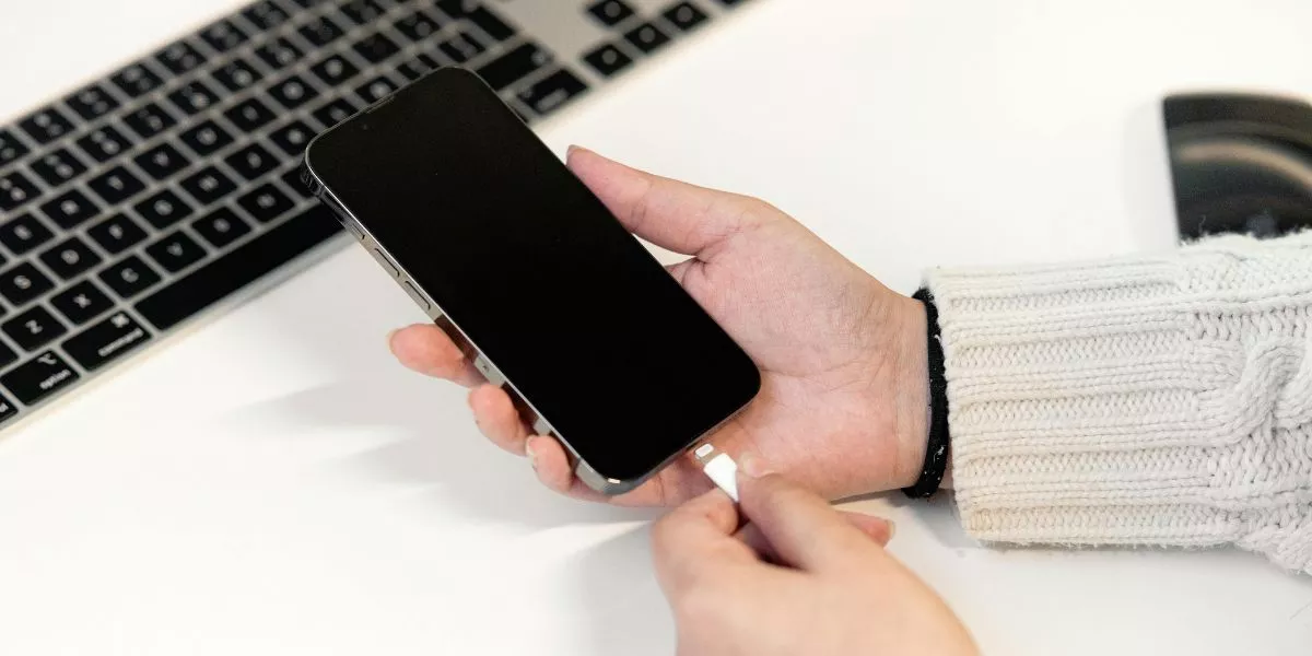 ¿Qué hacer si tu teléfono no se carga correctamente?